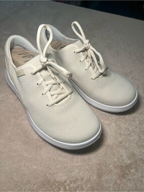 Kizik Women’s Lightweight Knit Lace-Up Sneakers - Cream 6.5 wide